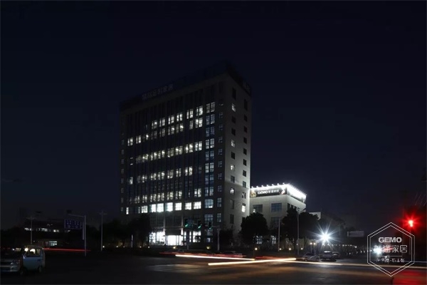 燈火通明的柜貓大廈 燈火通明的柜貓大廈